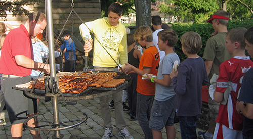Grillen und Lagerfeuer während der Sommerchorfreizeit in Michelbach an der Bilz